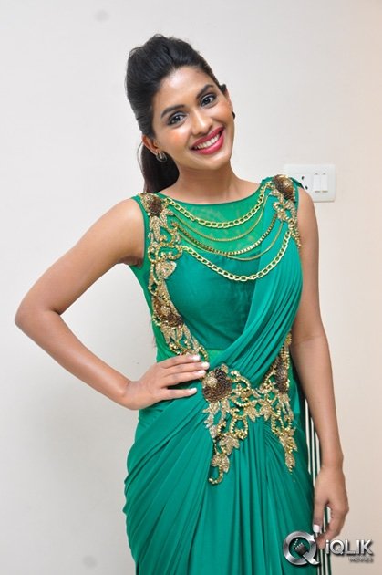 Anjali-Patil-at-Naa-Bangaaru-Talli-Movie-Special-Show